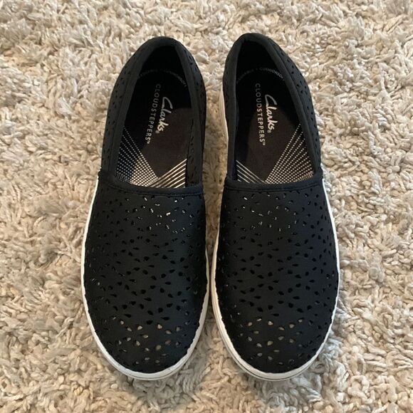 Clarks Excellent condition black perforated cloudsteppers Size 5.5 - Picture 1 of 7